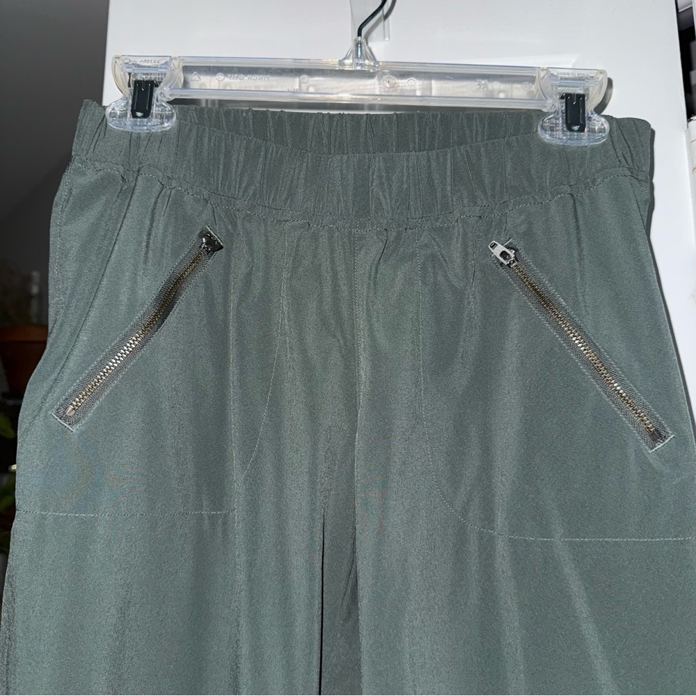 Athleta Olive Green Zip Pocket Jogger Hiking Travel Pant Elastic Waist - Size 6 - Picture 4 of 6